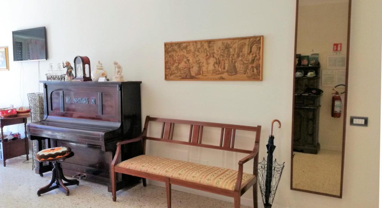 Le Rondini Bed & Breakfast Наполи Екстериор снимка